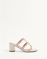 Valentino Garavani - ロックスタッズ カボションストーン カーフスキン スライドサンダル 60mm 女性 アイボリー/コーラル - Lyst