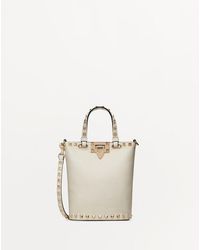 Valentino Garavani - ロックスタッズ グレインカーフスキン クロスボディポーチ 女性 ライトアイボリー - Lyst