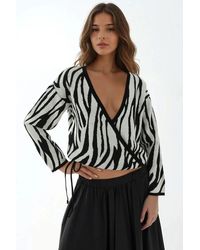 Hiccup - Zebramuster V-Ausschnitt Pullover - Lyst