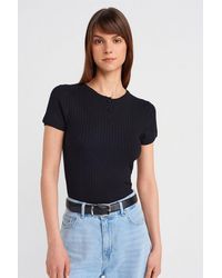 Dilvin - Geribbelde Blouse Met Korte Mouwen En Knopen - Lyst