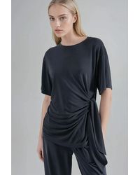 Busem - Losse Pasvorm Crew Neck Modal Blouse Met Strikdetail - Lyst