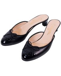Chanel Zuecos en cuero negro