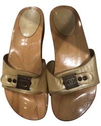 Chanel Lackleder Clogs - Natur