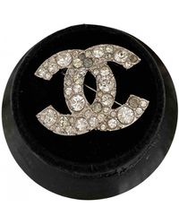 Chanel Broche CC en Metal Plateado - Metálico