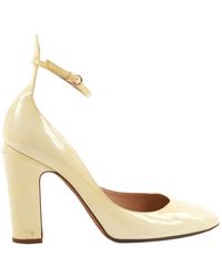Valentino Tacones en charol amarillo \N