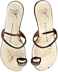 Giuseppe Zanotti Tongs cuir doré - Métallisé