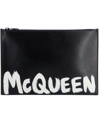 Alexander McQueen - Clutch in pelle con logo McQueen Graffiti - Lyst