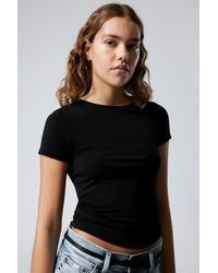 Weekday - Körperbetontes Modal-T-Shirt mit rundem Saum - Lyst