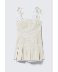 Monki - Plissee-Minikleid Aus Twill Mit Bindeband - Lyst