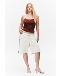 Monki - Relaxte Bermudashorts Aus Frottee Mit Tiefem Bund - Lyst