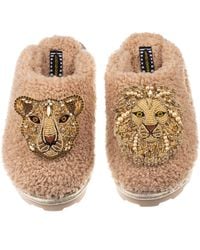 Laines London - Teddy Towelling Closed Toe Slippers With Artisan Lion & Lioness Brooches - Lyst