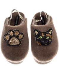 Laines London - Neutrals Flatform Cloud Slippers With Misty The Tortoiseshell Cat & Paw Brooches - Lyst