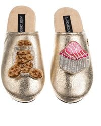 Laines London - Laines X Juliet Softie Slippers With Cookie Jar & French Fancy Brooches - Lyst