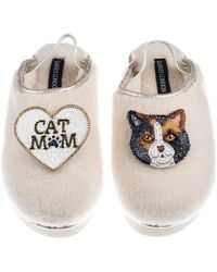 Laines London - Neutrals Flatform Cloud Slippers With Calico British Shorthair Cat & Cat Mum/Mom Brooches - Lyst