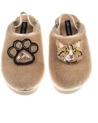 Laines London - Neutrals Flatform Cloud Slippers With Ginger Tabby Cat & Paw Brooches - Lyst