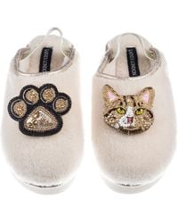 Laines London - Neutrals Flatform Cloud Slippers With Ginger Tabby Cat & Paw Brooches - Lyst