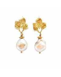 Way to Chic - Baroque Pearl Earrings On Golden Leaf - Lyst