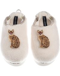 Laines London - Neutrals Flatform Cloud Slippers With Double Bengal Cat Brooches - Lyst