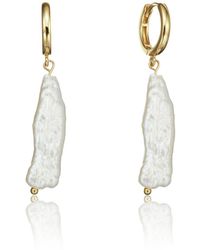 Lily & Roo - Gold Baroque Pearl Shard Hoop Earrings - Lyst