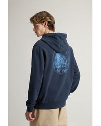 Woolrich - Herren Kapuzenpullover Aus Reiner Baumwolle Mit Aufdruck Auf Der Rückseite Blau Größe - Lyst