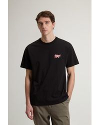 Woolrich - T-Shirt Van Zuiver Katoen Met Logo Zwart Grootte - Lyst
