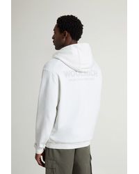 Woolrich - Herren Kapuzenpullover Aus Reiner Baumwolle Mit Logo Im Makroformat Auf Der Rückseite Weiß Größe - Lyst