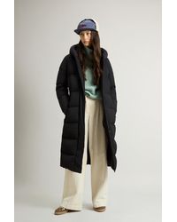 Woolrich - Lang Cloud-Donsjack Van Elastisch Nylon Met Matte Afwerking Zwart Grootte - Lyst