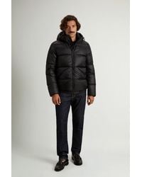 Woolrich - Gewatteerd Donsjack Van Gerecyclede Pertex Quantum-Stof Met Capuchon Zwart Grootte - Lyst