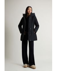 Woolrich - Boulder Parka Van Ramar Cloth Met Capuchon En Afneembare Rand Van Imitatiebont Blauw Grootte - Lyst