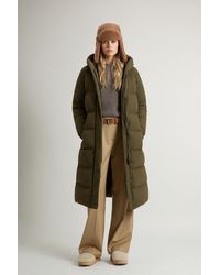 Woolrich - Lang Cloud-Donsjack Van Elastisch Nylon Met Matte Afwerking Groen Grootte - Lyst