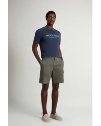 Woolrich - Achteraf Geverfde Korte Cargobroek Van Keperstof Van Katoen Groen Grootte - Lyst