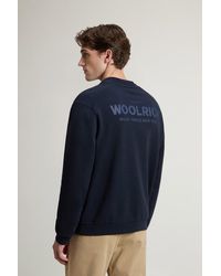 Woolrich - Sweater Met Ronde Hals Van Zuiver Katoen Met Groot Logo Op De Achterkant Blauw Grootte - Lyst