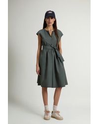 Woolrich - Damen Kleid Aus Popeline Aus Reiner Baumwolle Mit Gürtel Grün Größe - Lyst