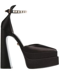 Versace - Medusa Aevitas Pumps Aus Satin Mit Verzierungen Und Plateau - Lyst