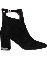 toga pulla white boots