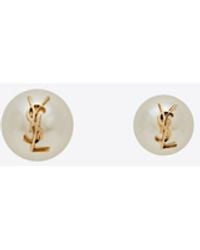 Saint Laurent - Paar asymmetrischer ohrringe, bestehend aus einer kleinen nd einer großen perle mit dem cassandre. gelb/gold - Lyst