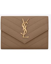 Saint Laurent - Kleines cassandre envelope matelassé-portemonnaie aus leder mit grain-de-poudre origami beige - Lyst