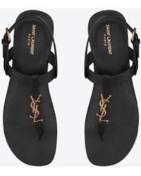 Saint Laurent - Flache cassandre sandalen aus glattleder mit goldfarbenem logo schwarz - Lyst