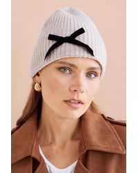 Yumi' - Oatmeal Bow Knitted Beanie Hat - Lyst