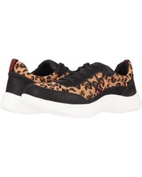 clarks in motion kick shoes