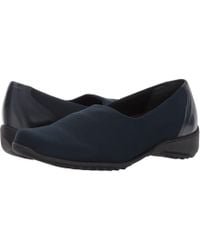 munro traveler slip on