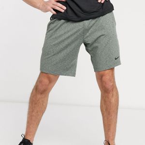 Nike Nike Yoga – e Shorts in Grün für Herren