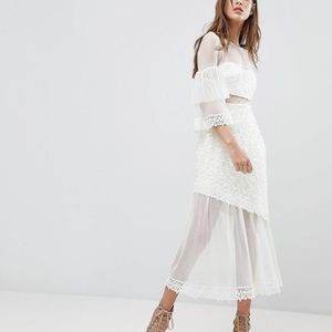 Three Floor Midi-jurk Met Uitlopende Volant Mouwen in het Wit