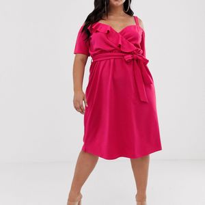 Boohoo Exclusieve Midi-jurk Met Blote Schouders En Volant in het Roze