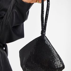 Truffle Collection Schwarz – e Tasche aus Ringgeflecht mit Handriemen