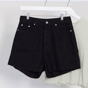 Mom shorts con fondo grezzo neri di Missguided in Nero