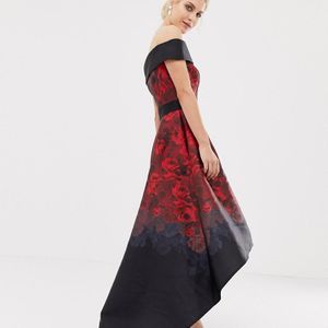 Chi Chi London Satijnen Midi-jurk Met Extreem Ongelijke Zoom in het Rood