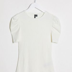 T-shirt bianca a coste con maniche a sbuffo di Vero Moda in Bianco