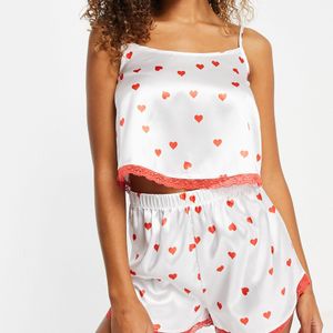 I Saw It First Pink – pyjama mit satin-camisole mit spitzenbesatz und shorts mit rotem herzmuster