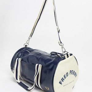 Https://www.trouva.com/it/products/fred-perry-navy-and-ecru-polyurethane-classic-barrel-bag di Fred Perry in Blu da Uomo